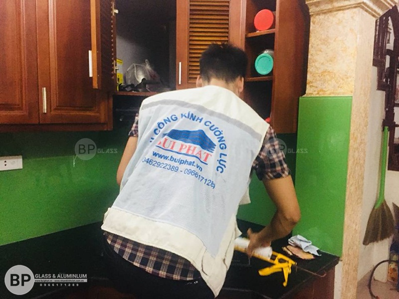 Thi công kính bếp màu xanh cốm K92 An Khánh
